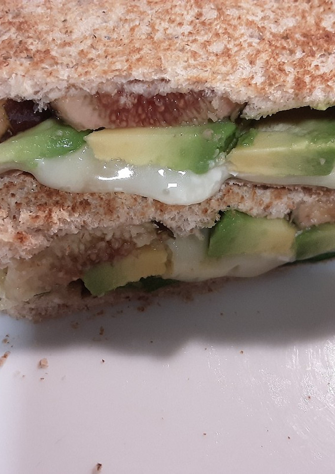 Una foto de Sándwich de aguacate, queso brie y higos