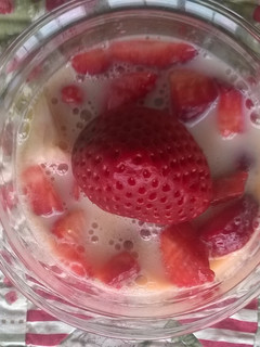Una foto de Fresas con leche y naranja