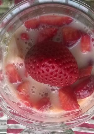 Una foto de Fresas con leche y naranja