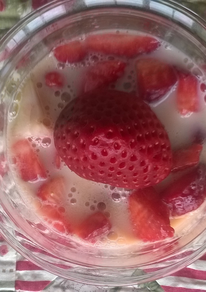 Una foto de Fresas con leche y naranja
