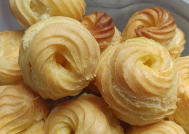 Soes sederhana dengan vla susu