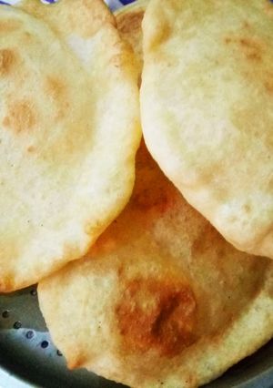 A picture of Bhature.
