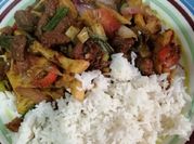 Una foto de lomo saltado peruana