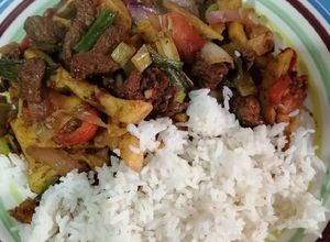 Una foto de Lomo saltado a lo peruano