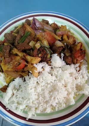 Una foto de Lomo saltado a lo peruano