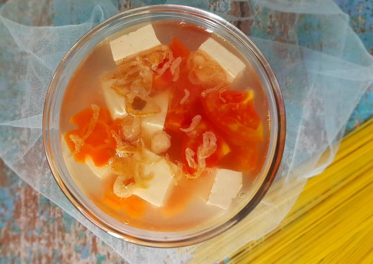 Bagaimana Menyiapkan Sup Tahu Tomat Wortel, Lezat