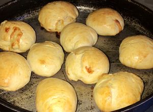 Una foto de Pancitos caseros rellenos de jamón y queso