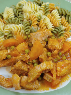 Foto de Carne de porco guisada com cenouras e ervilhas