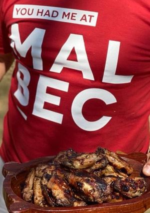 Una foto de Alitas de Pollo asadas y laqueadas a la mostaza dijon, vino blanco y romero