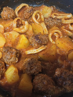 Una foto de Albóndigas con anillas de calamar y patata