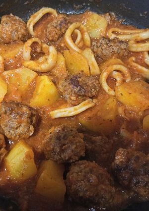 Una foto de Albóndigas con anillas de calamar y patata