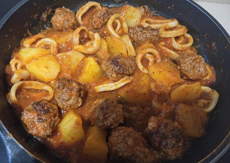 Albóndigas con anillas de calamar y patata