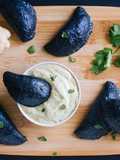 Empanadillas negras rellenas de calamar y gambas con mayonesa de cilantro y jengibre