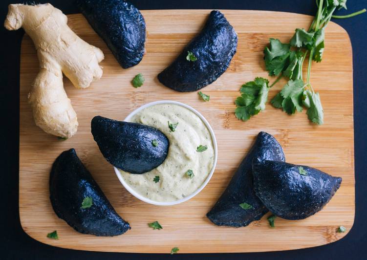 Empanadillas negras rellenas de calamar y gambas con mayonesa de cilantro y jengibre