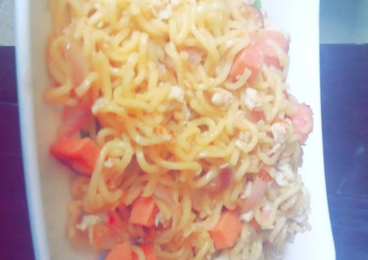 Egg and sausage indomie