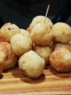 Una foto de Bombas de papa con queso