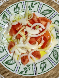 Una foto de Ensalada de tomate y cebolleta fresca