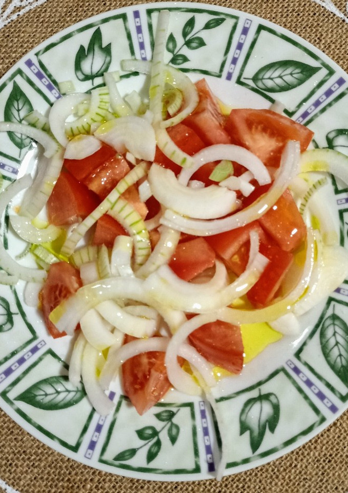 Una foto de Ensalada de tomate y cebolleta fresca
