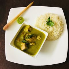 A picture of Chicken Thai green curry.