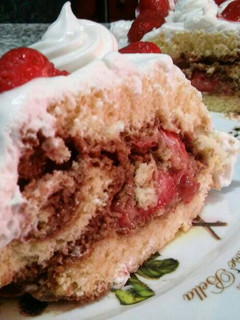 Una foto de Pionono casero con mousse de chocolate y frutillas