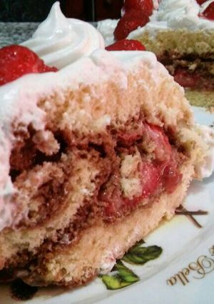 Una foto de Pionono casero con mousse de chocolate y frutillas