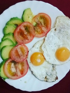 Una foto de Huevos+aguacate+tomate
