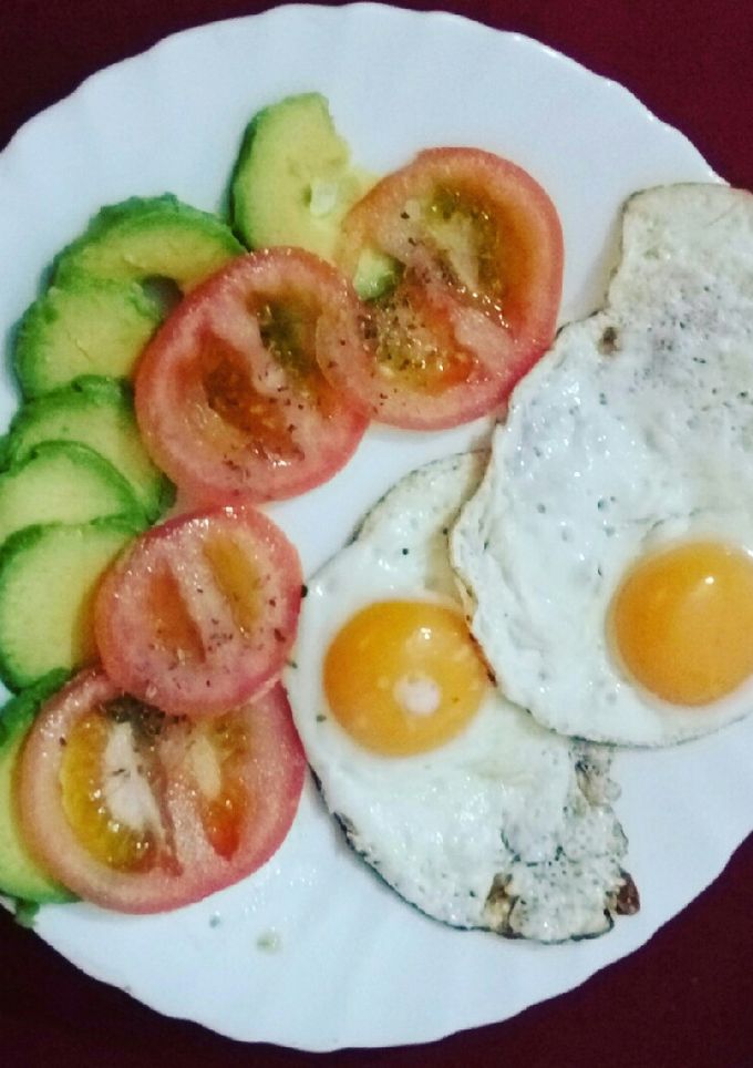 Una foto de Huevos+aguacate+tomate