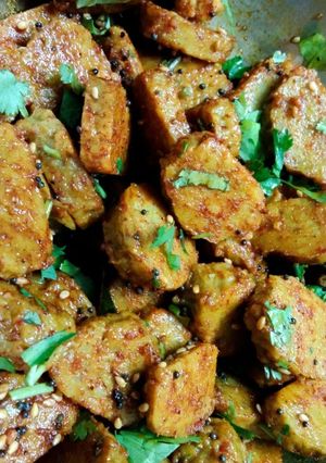 દુઘી ના મુઠીયા (Dudhi Muthiya Recipe In Gujarati) રેસીપી મુખ્ય ફોટો