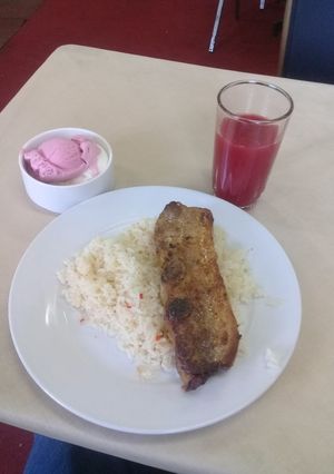 Una foto de Costillar de cerdo al horno en salsa agridulce y arroz
