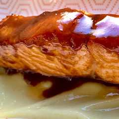 Una foto de Salmón en salsa de naranja con puré de patata