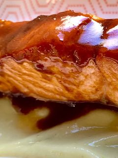 Una foto de Salmón en salsa de naranja con puré de patata