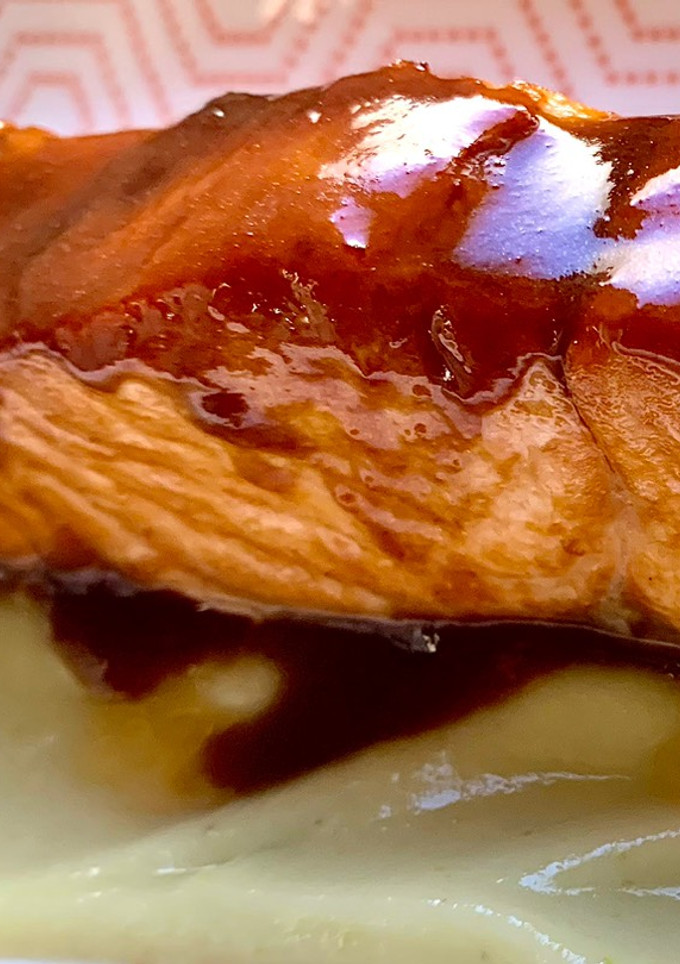 Una foto de Salmón en salsa de naranja con puré de patata