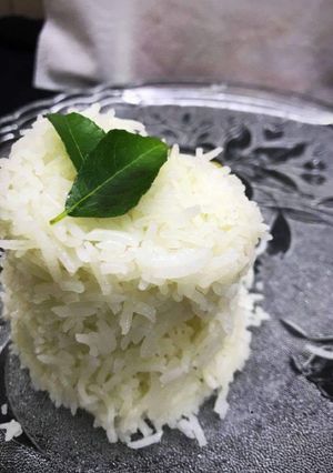 A picture of Simply rice with karhi leaves.