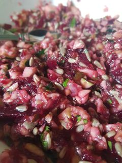 Una foto de Ensalada de calabacín y remolacha con semillas de chía y lino