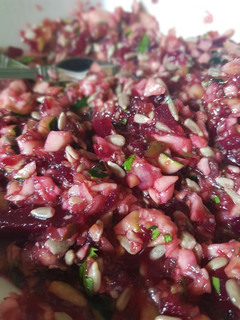 Una foto de Ensalada de calabacín y remolacha con semillas de chía y lino