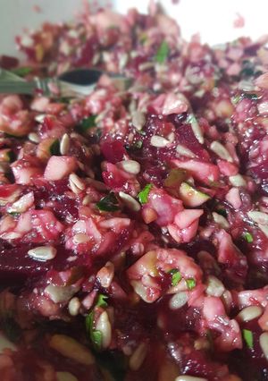 Una foto de Ensalada de calabacín y remolacha con semillas de chía y lino