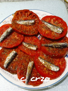 Una foto de Tomate de la huerta y sardinillas