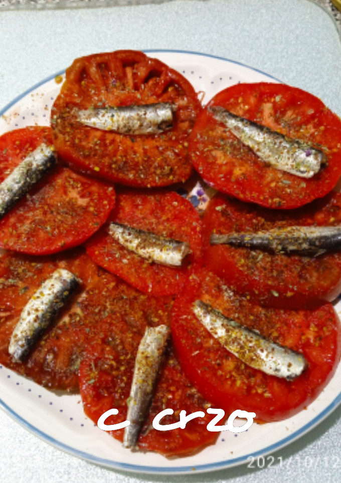 Una foto de Tomate de la huerta y sardinillas