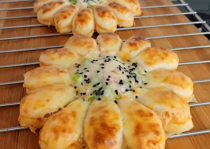 Cheesy flower bread