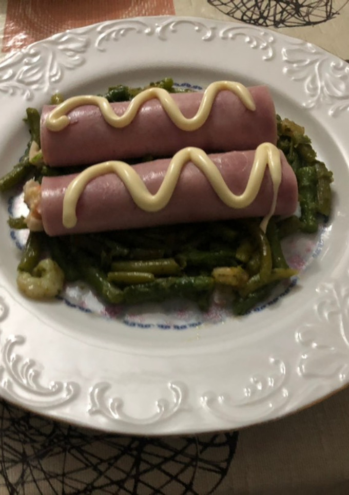 Una foto de Rollitos de jamón dulce con base de espárragos salteados