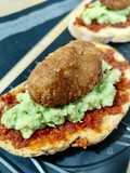 Tosta de sobrasada ibérica y aguacate con croqueta de pato y foie