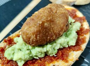 Una foto de Tosta de sobrasada ibérica y aguacate con croqueta de pato y foie
