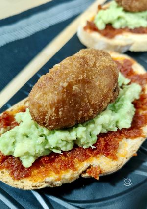 Una foto de Tosta de sobrasada ibérica y aguacate con croqueta de pato y foie