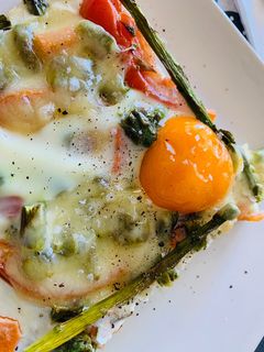 Una foto de Pizza de verduras con huevo