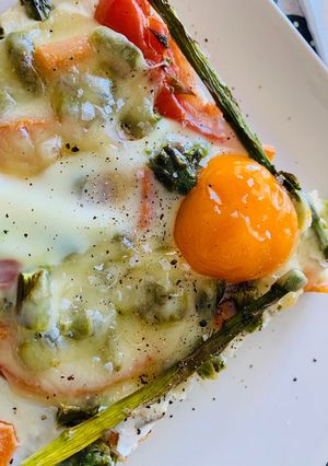 Foto principal de Pizza de verduras con huevo