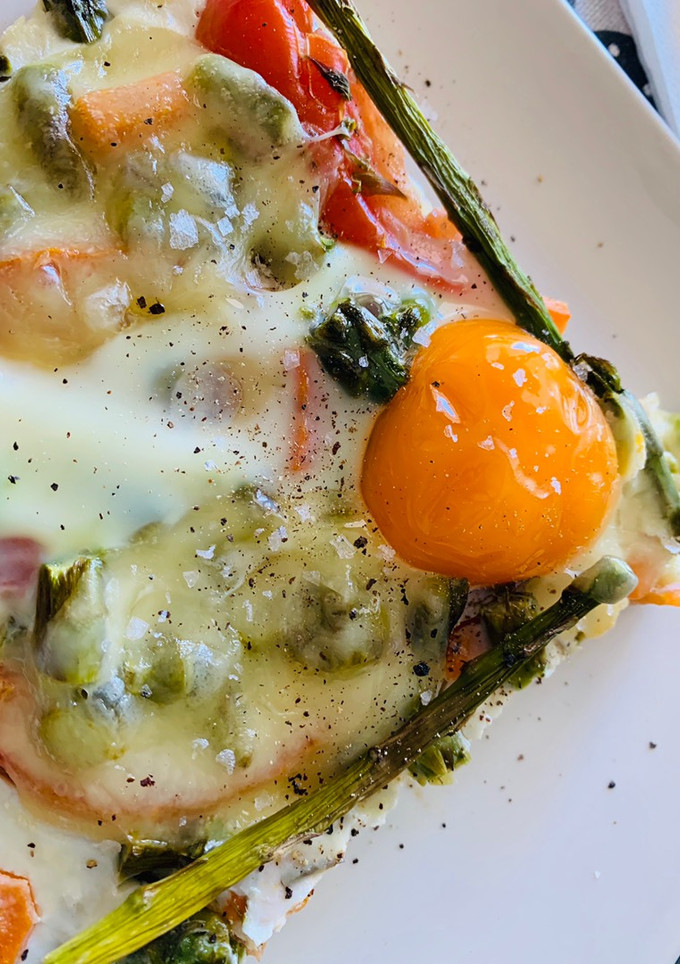 Una foto de Pizza de verduras con huevo