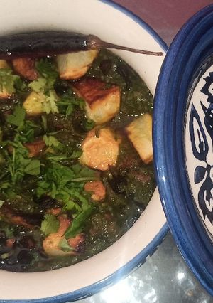 A picture of Lehsuni aloo palak.