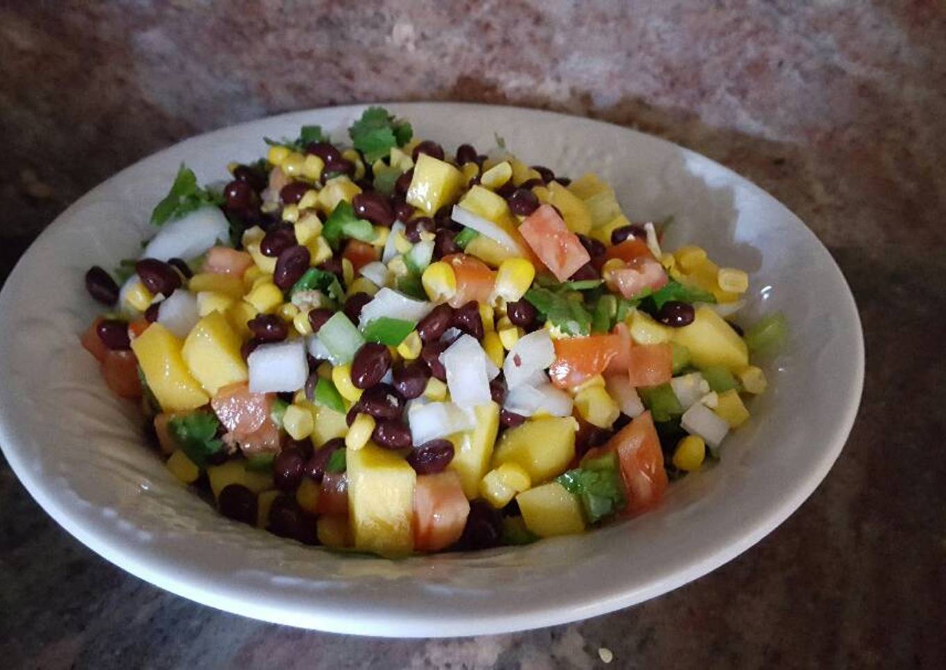 Ensalada de frijol negro y mango