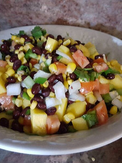 Una foto de Ensalada de frijol negro y mango