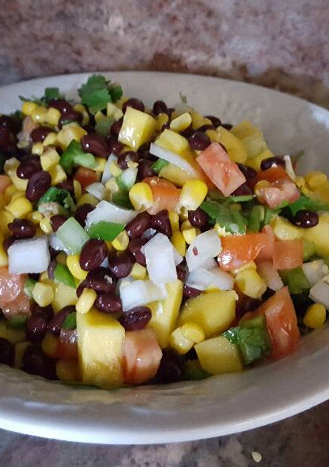 Una foto de Ensalada de frijol negro y mango